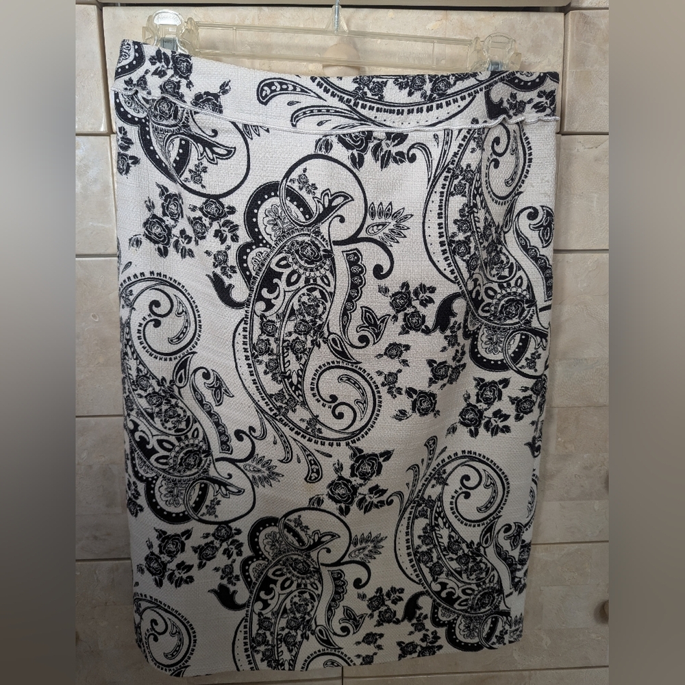 White House Black Market Black and White Pencil Skirt